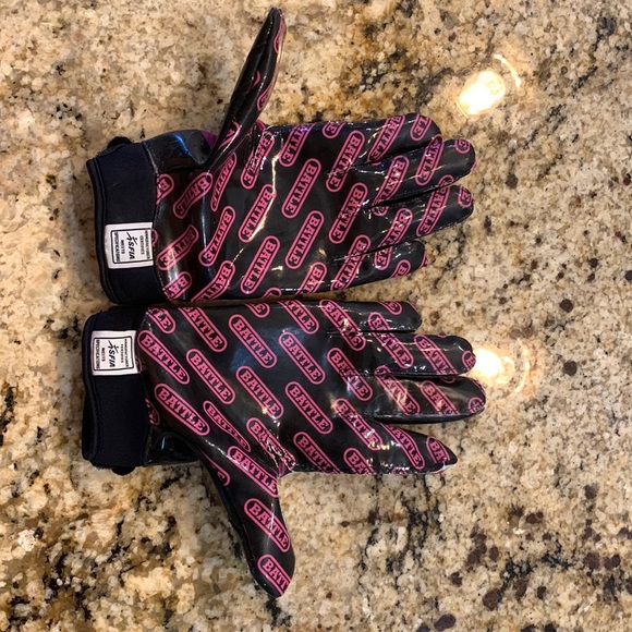 "Nightmare" Cloaked Receiver Football Gloves - Adult small - Picture 5 of 5